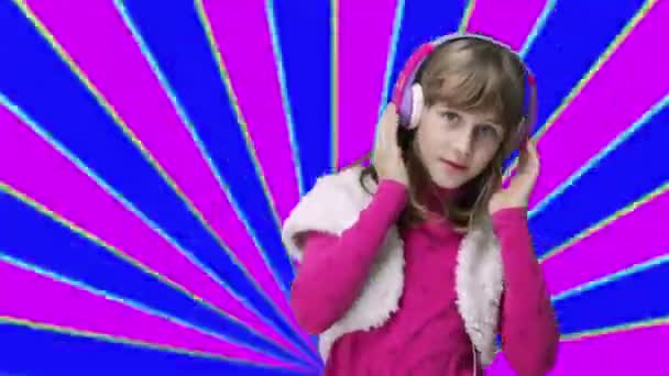 Dziewczyna ze słuchawkami okrągły szyi taniec - Materiał filmowy, wideo