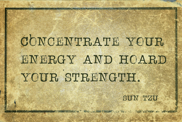Összpontosítsd az energiádat és gyűjts erőt - az ősi kínai stratéga, ond writer Sun Tzu idézetet nyomtatott grunge vintage kartonpapírra - Fotó, kép