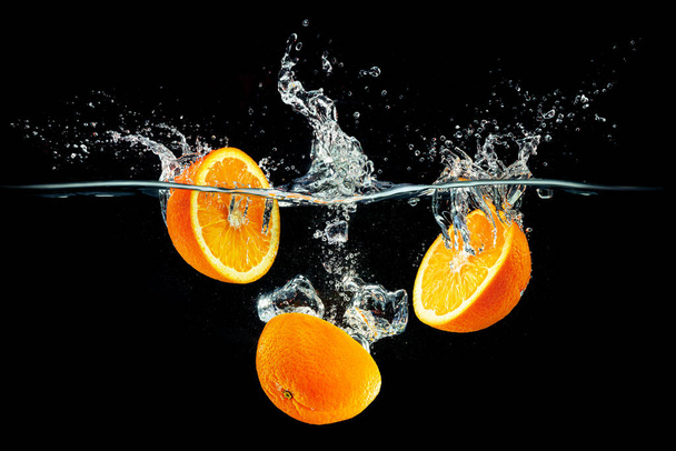 fresh orange splices with water splashes - 写真・画像