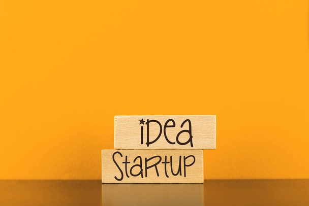 Pomysł na start-up konceptualny dla biznesmena, drewniane kołki zdjęcie tła - Zdjęcie, obraz
