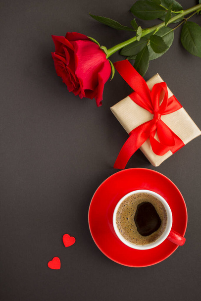 Horní pohled na kávu, růže a dárkové krabice na černém pozadí - Fotografie, Obrázek