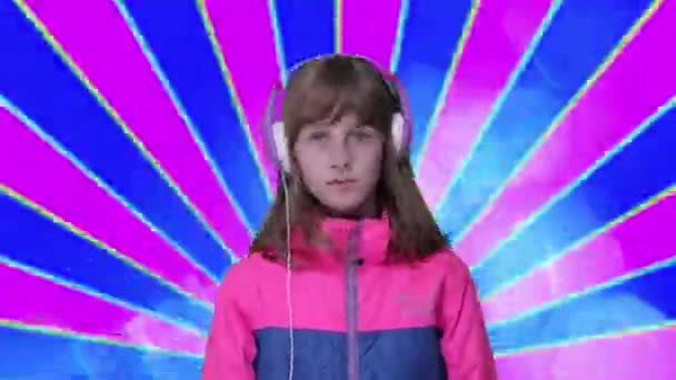 Dziewczyna ze słuchawkami okrągły szyi taniec - Materiał filmowy, wideo
