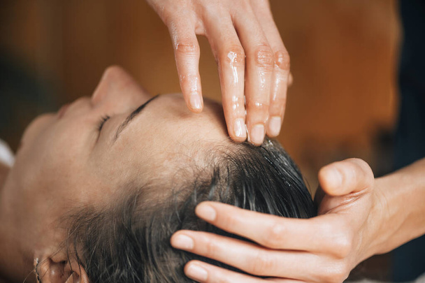 Žena těší ájurvédský olej léčba pro zdravé vlasy - Fotografie, Obrázek
