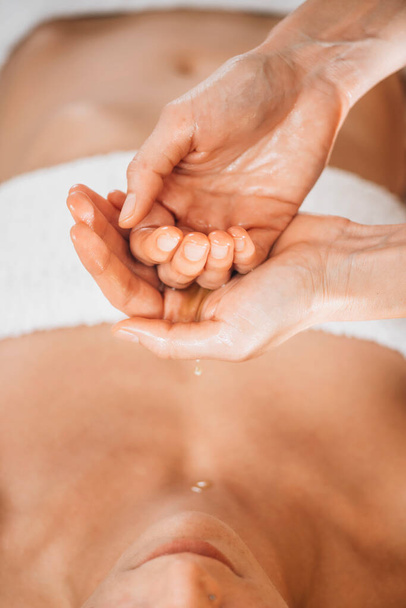 Ayurvedische aromatherapie olie massage. Masseuse met Ayurveda olie voor lichaamsmassage - Foto, afbeelding