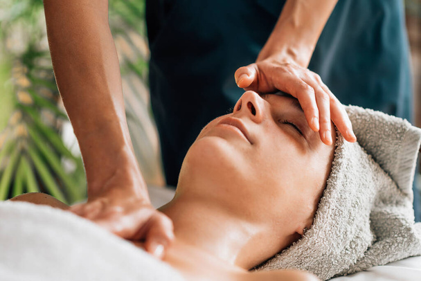 Massage ayurvédique profond relaxant de la tête, du visage et de la poitrine - Photo, image