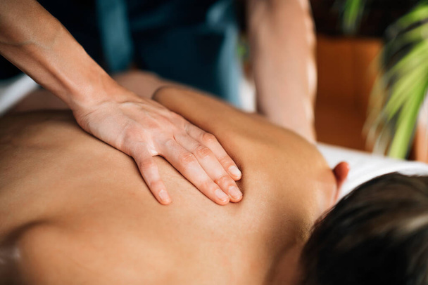 Ayurveda Back Massage with aromatherapy essential oil - Foto, Imagen