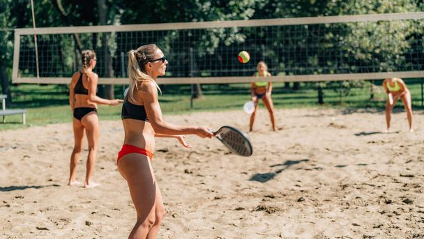 Weibliche Freunde spielen Beach-Tennis - Foto, Bild