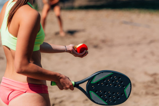 Γυναικεία ομάδα που παίζει τένις στην παραλία - Φωτογραφία, εικόνα