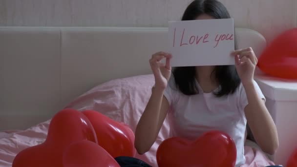 Chica feliz sosteniendo un San Valentín en sus manos - Metraje, vídeo