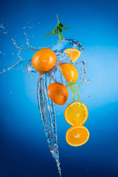 Pieces of oranges in water splash - Foto, Bild