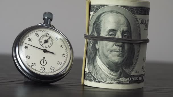 Dollars et chronomètre. Concept d'entreprise du temps perdu et des investissements ratés - Séquence, vidéo