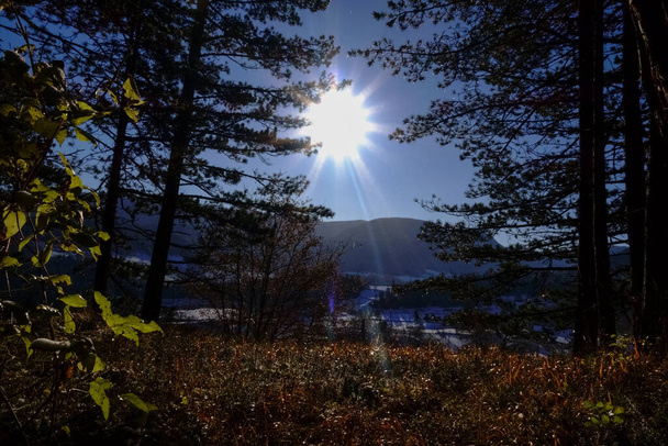 cálido sol resplandeciente que brilla a través de las grises en las montañas - Foto, Imagen