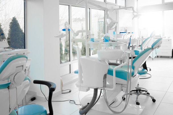 Interior de una moderna oficina de dentistas con nuevas sillas de dentista - Foto, imagen