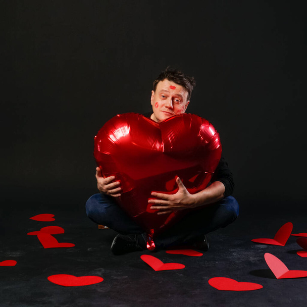 valentines heart red, balloon in hands, romantic healthy. On a black background beauty is fashionable, excited - Foto, Bild