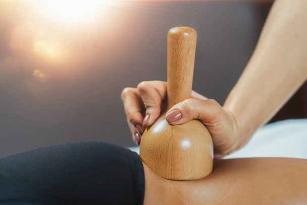 Tratamiento de masaje anti celulitis Maderoterapia con taza de vacío de madera  - Foto, Imagen