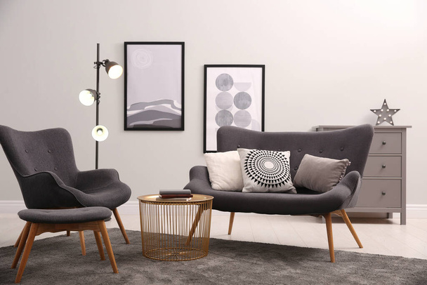 Stylish living room interior with comfortable furniture and pictures - Foto, afbeelding
