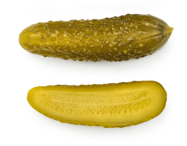 Gemarineerde gemarineerde komkommer geïsoleerd op witte achtergrond met knippad en volle velddiepte. Bovenaanzicht. Vlakke plaat - Foto, afbeelding