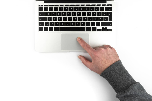 εναέρια άποψη του προσώπου που χρησιμοποιεί touchpad ή trackpad στο laptop - Φωτογραφία, εικόνα