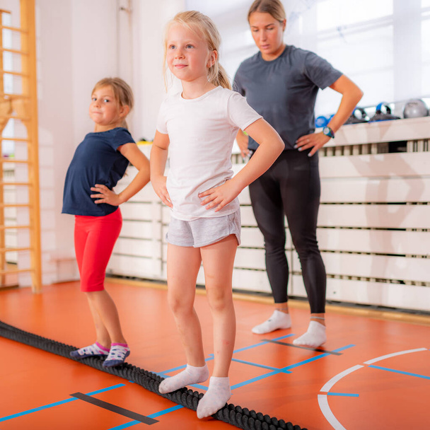 Ejercicios correctivos para niños, estabilización de pies y tobillo, mejora del equilibrio - Foto, imagen