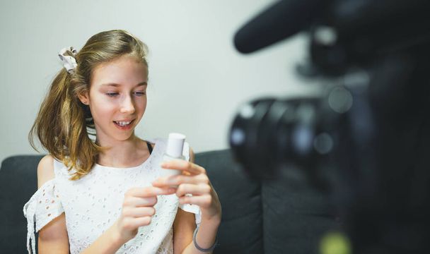 Tiener meisje maakt video blog over huidverzorging. Vlog-concept. - Foto, afbeelding