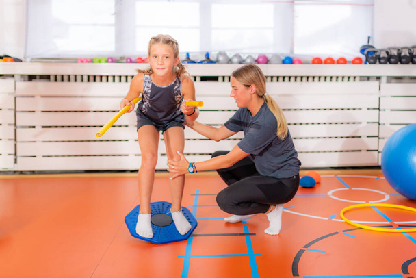 Ασκήσεις Ισορροπίας για παιδιά, χρησιμοποιώντας δίσκους εξισορρόπησης - Φωτογραφία, εικόνα