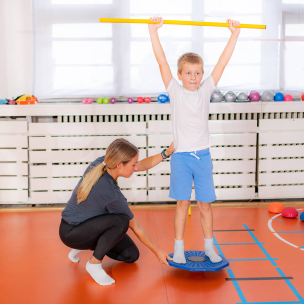 Ćwiczenia równowagi dla dzieci, za pomocą dysków balansowych - Zdjęcie, obraz