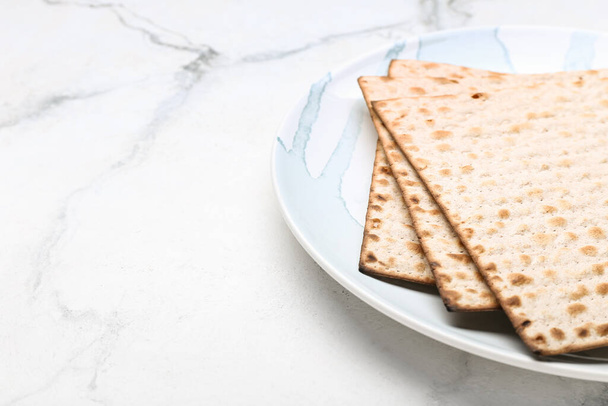 Plate with Jewish flatbread matza for Passover on light background - Фото, зображення