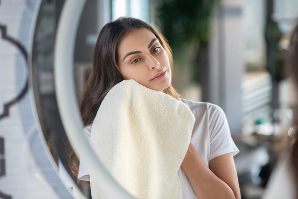 Woman drying her skin with a towel - Zdjęcie, obraz