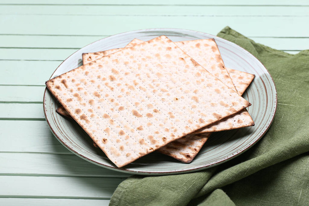Placa com pão fosco judeu matza para a Páscoa em fundo de madeira - Foto, Imagem