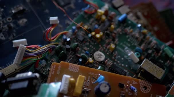 Viele alte Platinen mit Funkkomponenten, Transistoren, Chips, Widerständen, Kondensatoren - Filmmaterial, Video