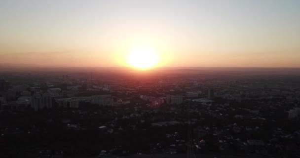 Červený západ slunce nad městem Almaty. - Záběry, video