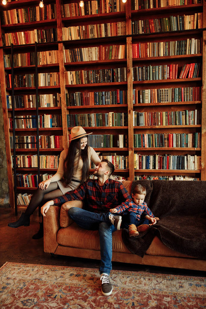Счастливая молодая семья позирует дома - Фото, изображение