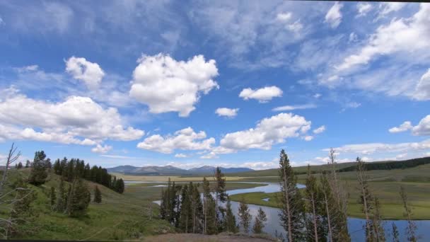 Una timelapse di nubi cumulative presso l'Hayden Valley Overlook lungo Grand Loop Road nel Parco Nazionale di Yellowstone. Nuvole che si muovono da sinistra a destra come padelle da sinistra a destra. - Filmati, video