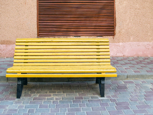 На улице пустая скамейка. Городское происхождение. Отдых и отдых - Фото, изображение