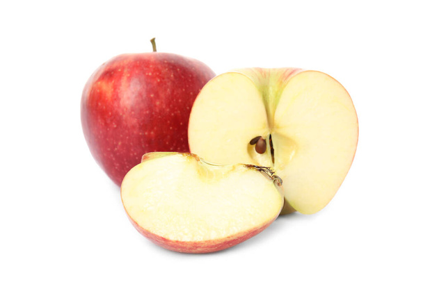 Čerstvý zralý červený řez a celá jablka izolovaná na bílém - Fotografie, Obrázek
