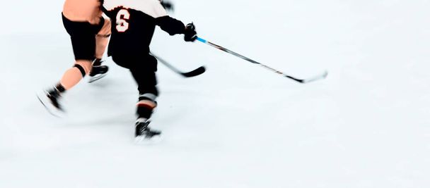 Jääkiekkoilija liikkeellä jäällä. Ammattiurheilun käsite - Valokuva, kuva