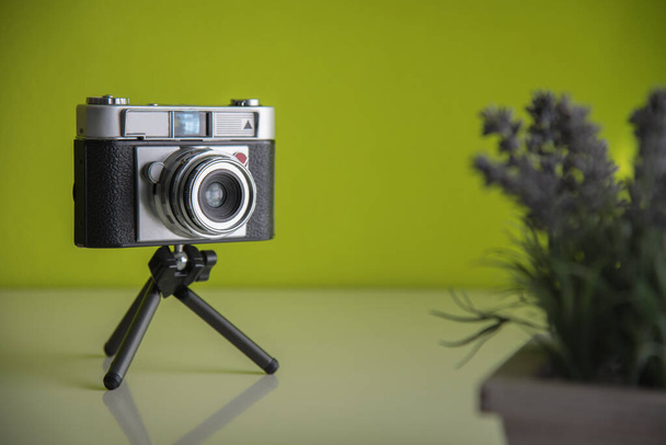 Analoge oude camera op een statief in een fotoshoot - Foto, afbeelding