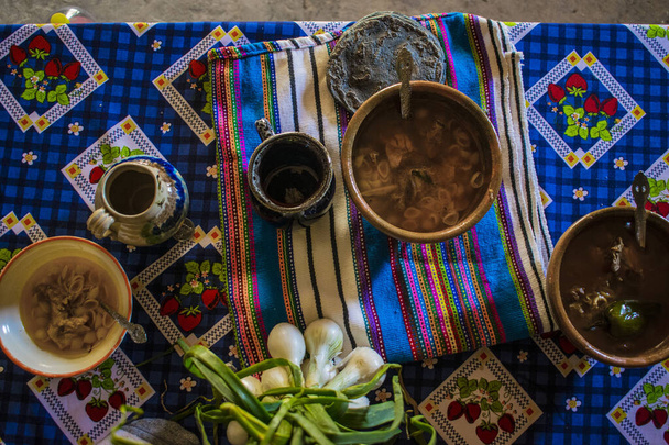 plato típico de mayo en tela de colores con cebolla - Foto, Imagen