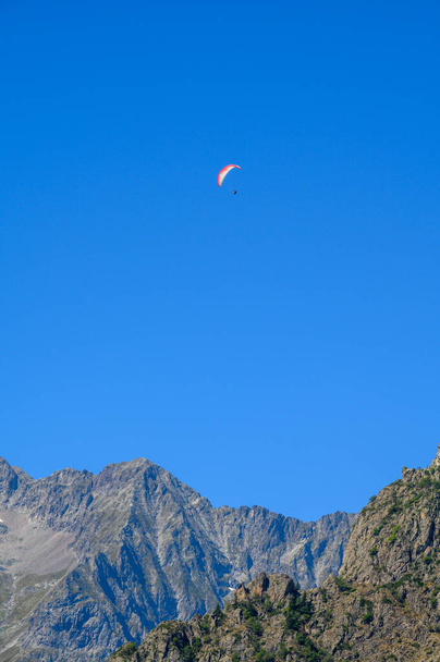 Paraplaners in tandem scivolano nel cielo blu con vista sulle montagne alpine sul paraplane - Foto, immagini