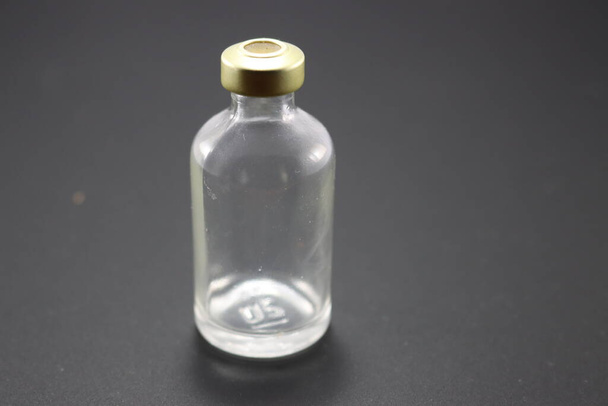 butelka z lekiem szklanym ze zdjętą etykietą - Zdjęcie, obraz