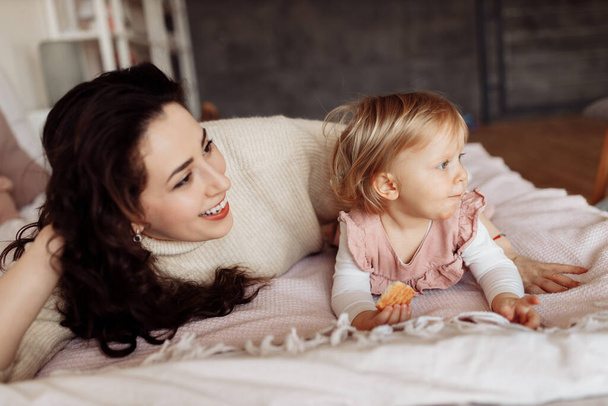 happy mother and daughter playing  on bed  - Fotoğraf, Görsel