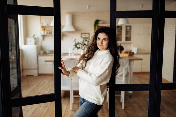 young beautiful woman posing at home - Foto, Bild