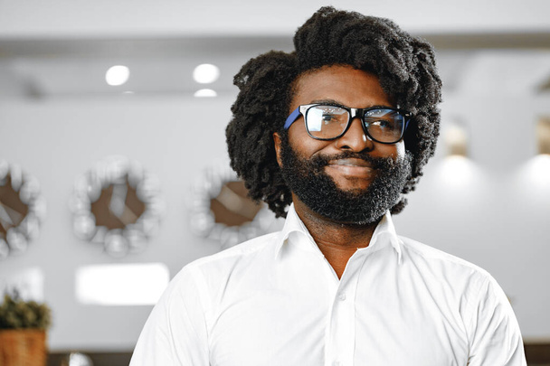 Portrét afrického amerického podnikatele stojící v hotelové hale - Fotografie, Obrázek