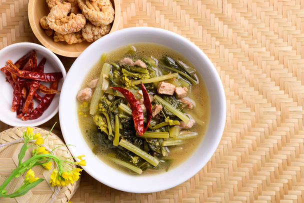 Észak-thai étel (Pak Kad Jor), Savanyú leves thai virágzó bok choy sertés eszik száraz chili, sertéshéj és ragadós rizs - Fotó, kép
