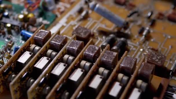 Veel oude borden met radiocomponenten, transistors, chips, weerstanden, condensator - Video