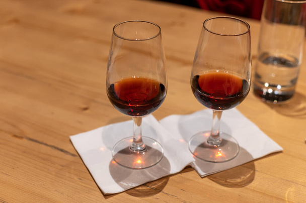 Επαγγελματική δοκιμή διαφόρων εμπλουτισμένο ρουμπίνι επιδόρπιο, tawny κρασιά λιμάνι σε ποτήρια σε κάβες κρασιού στο Πόρτο, Πορτογαλία, κοντά - Φωτογραφία, εικόνα