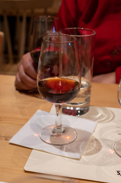 Degustación profesional de diferentes postres fortificados de rubí, vinos de oporto tawny en copas en bodegas de Oporto, Portugal, de cerca - Foto, imagen