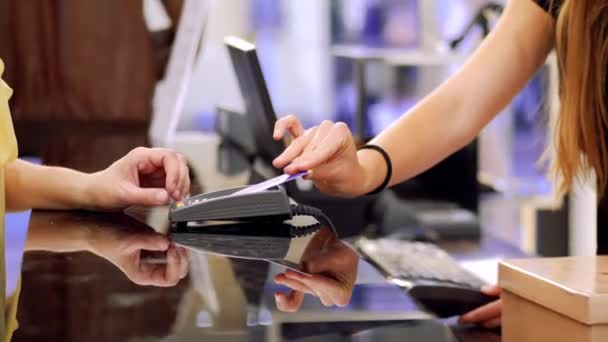 Płatność kartą kredytową z technologią bezdotykową. Zbliżenie dłoni, nierozpoznawalni ludzie. - Materiał filmowy, wideo