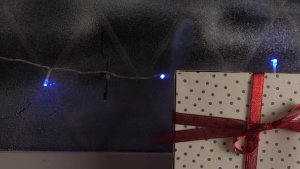 Regalo avvolto con un fiocco finestra di Natale  - Filmati, video