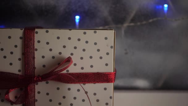 Ajándék csomagolva egy íj karácsonyi ablak  - Felvétel, videó